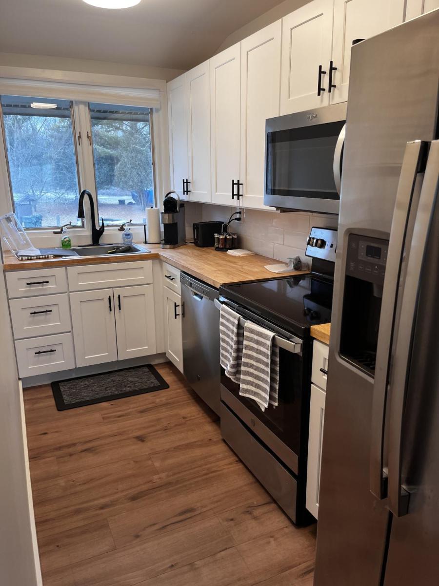 Suitetrails - Newly Remodeled Mid-Century Modern Lake Condo