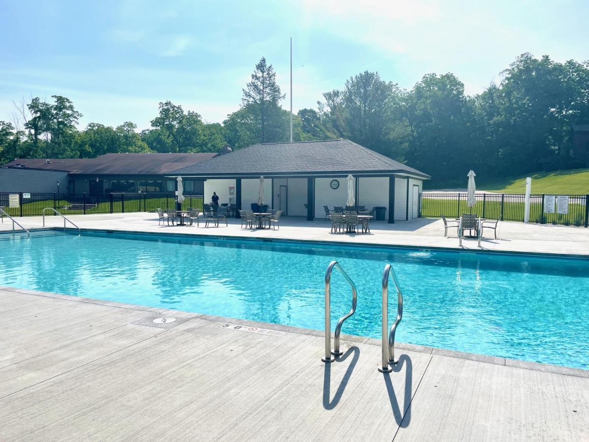 Suitetrails - Newly Remodeled Mid-Century Modern Lake Condo