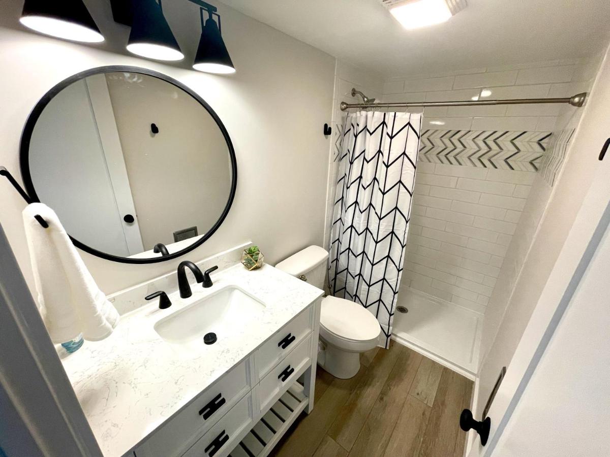Suitetrails - Newly Remodeled Mid-Century Modern Lake Condo