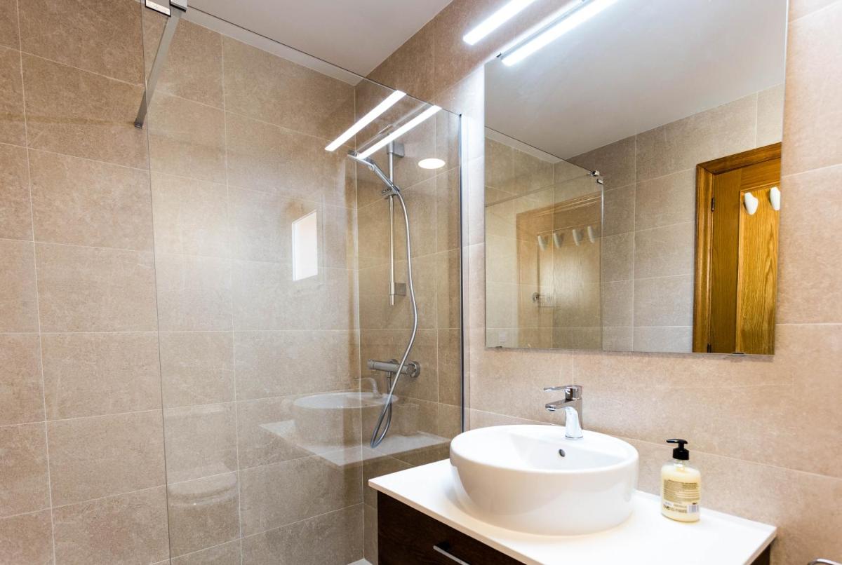 Suitetrails - CASA CON JARDIN-WIFI FREE
