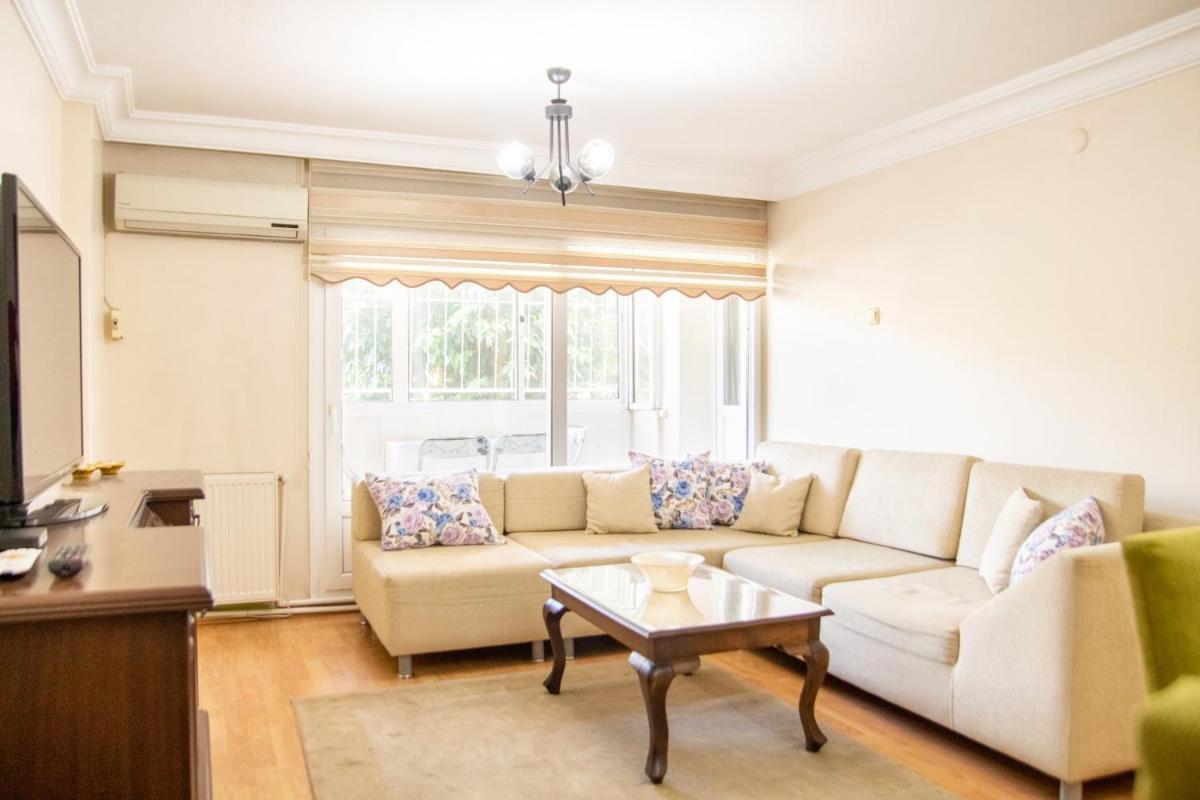 Suitetrails - Colorful Flat with Balcony in Bayrakli