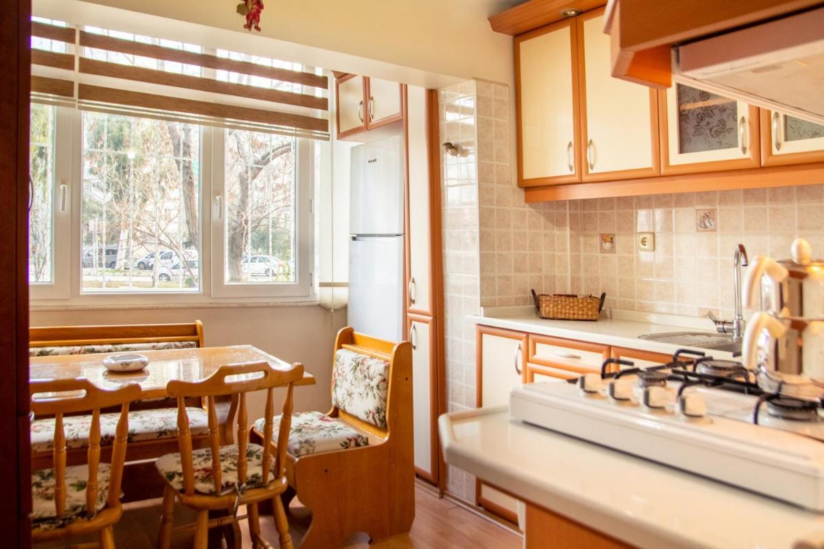 Suitetrails - Colorful Flat with Balcony in Bayrakli