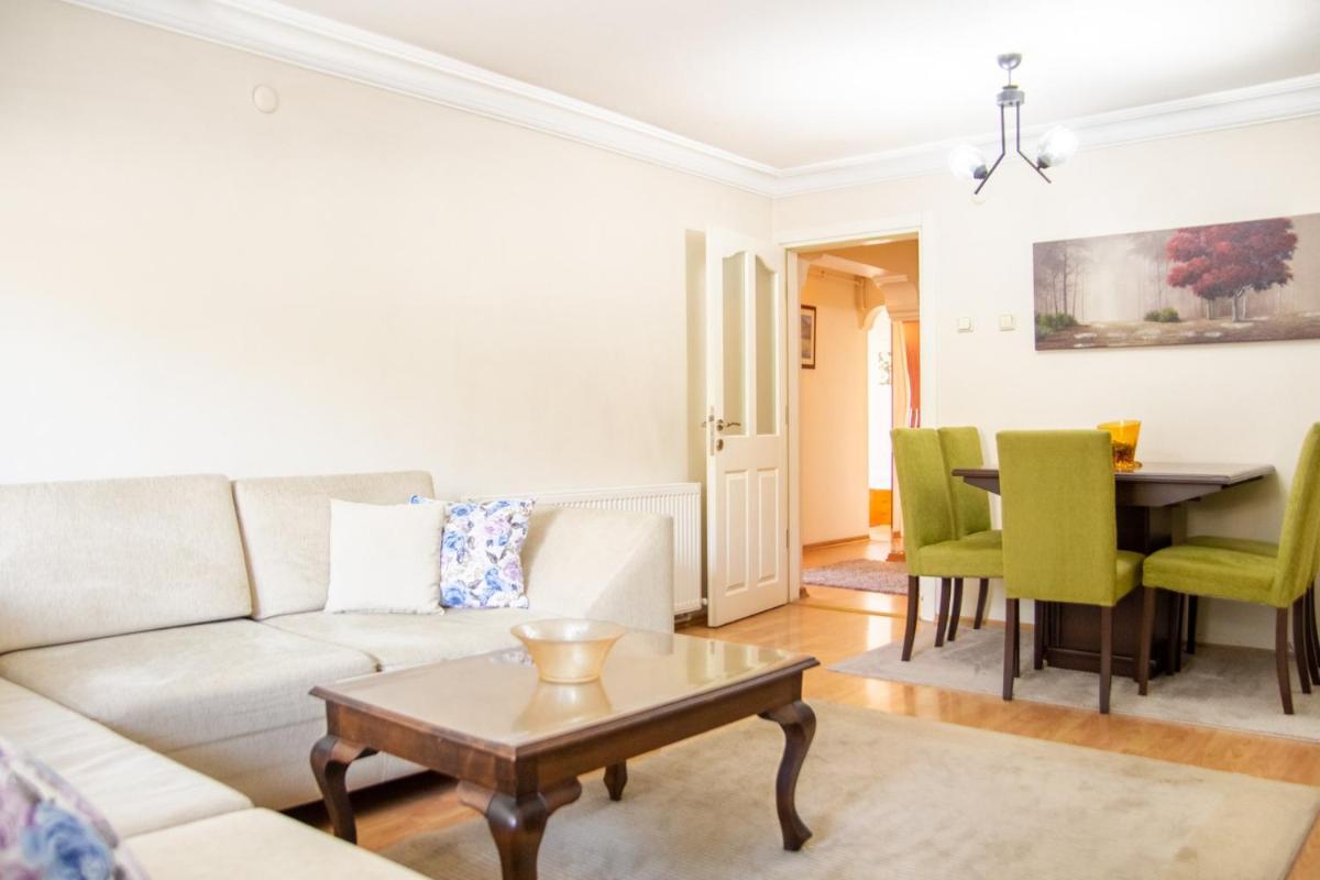Suitetrails - Colorful Flat with Balcony in Bayrakli