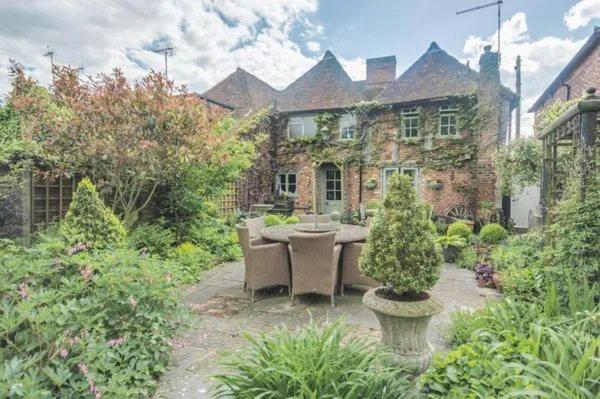 Arms Cottage - Housity