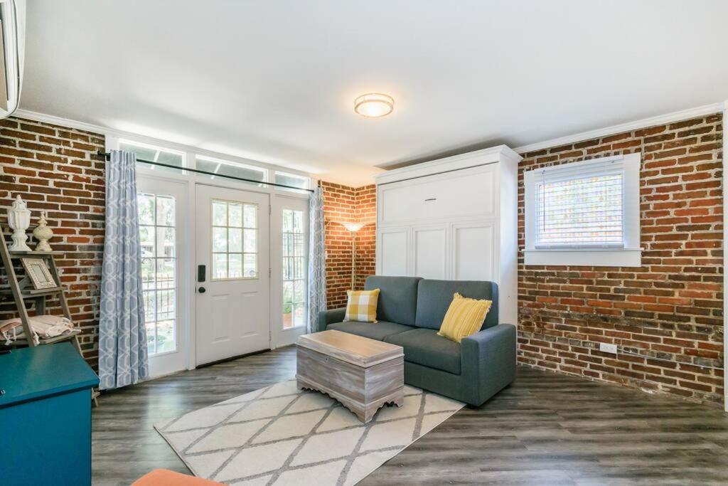 Chic Riverside Studio - Housity
