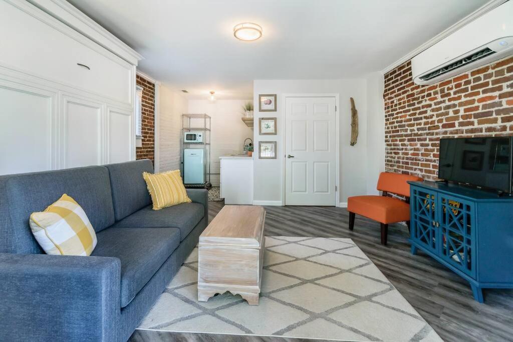Chic Riverside Studio - Housity