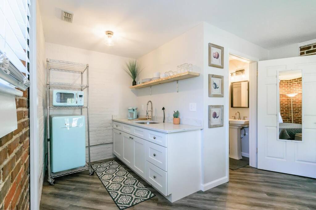Chic Riverside Studio - Housity