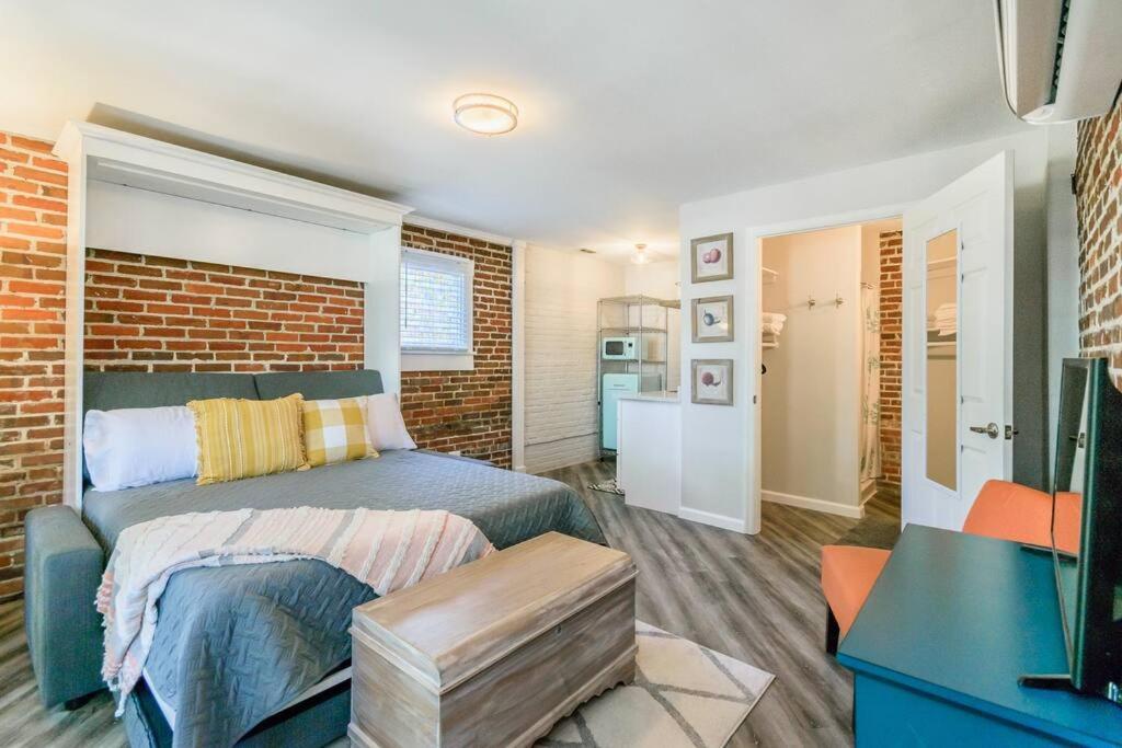 Chic Riverside Studio - Housity