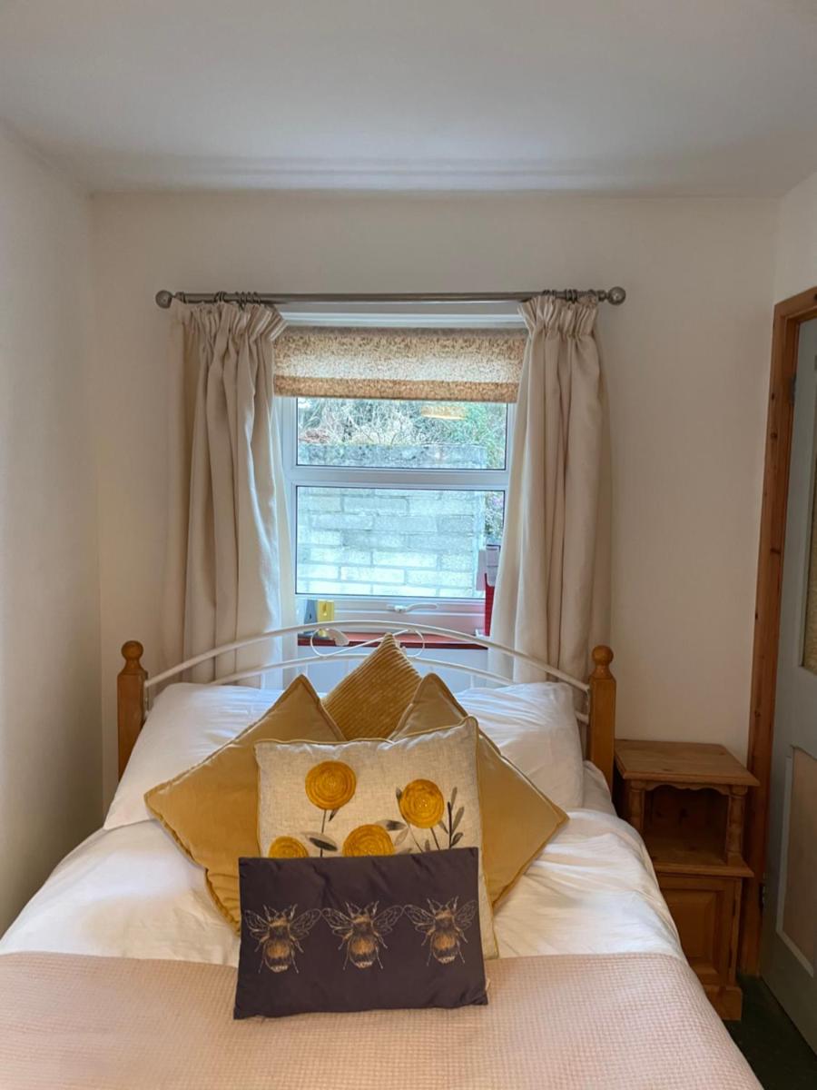Rose Cottage room Bee Happy - Housity