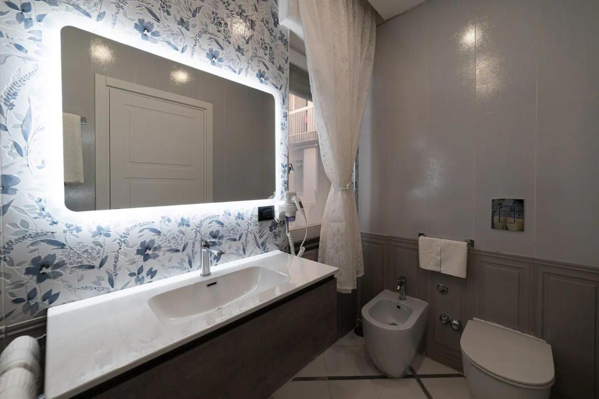 Suitetrails - Apartments Hotel Real Suite Napoli Chiaia Mergellina