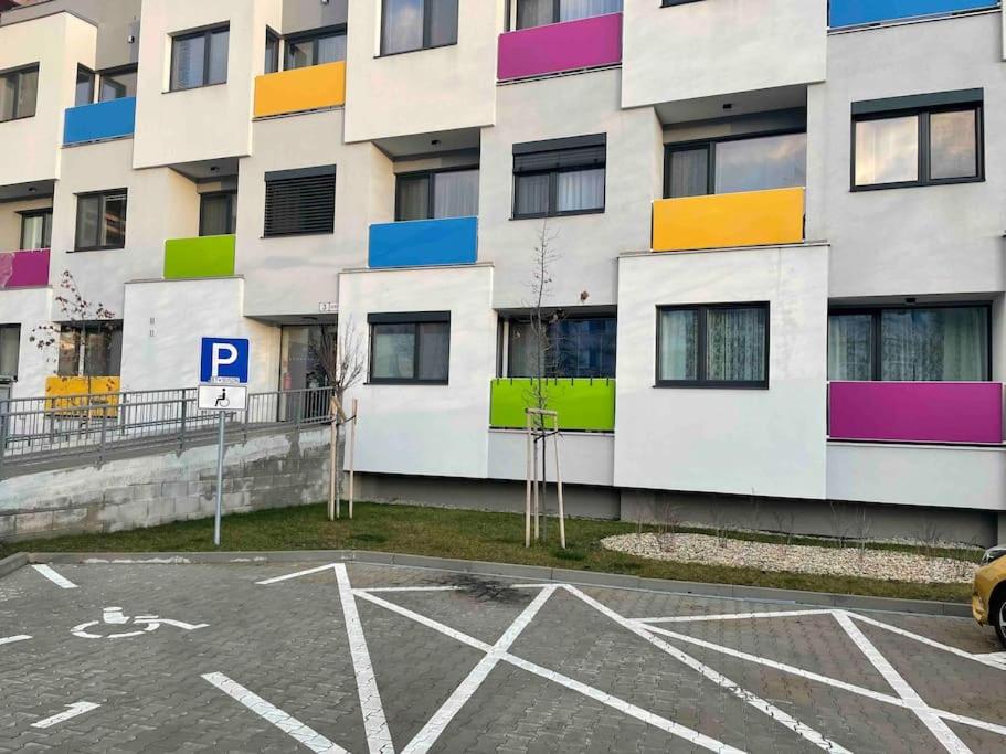 Čistý, moderný byt s parkovaním pred bytom! - Housity