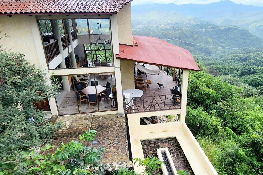 Suitetrails - Cabaña llena de vida y con una vista maravillosa