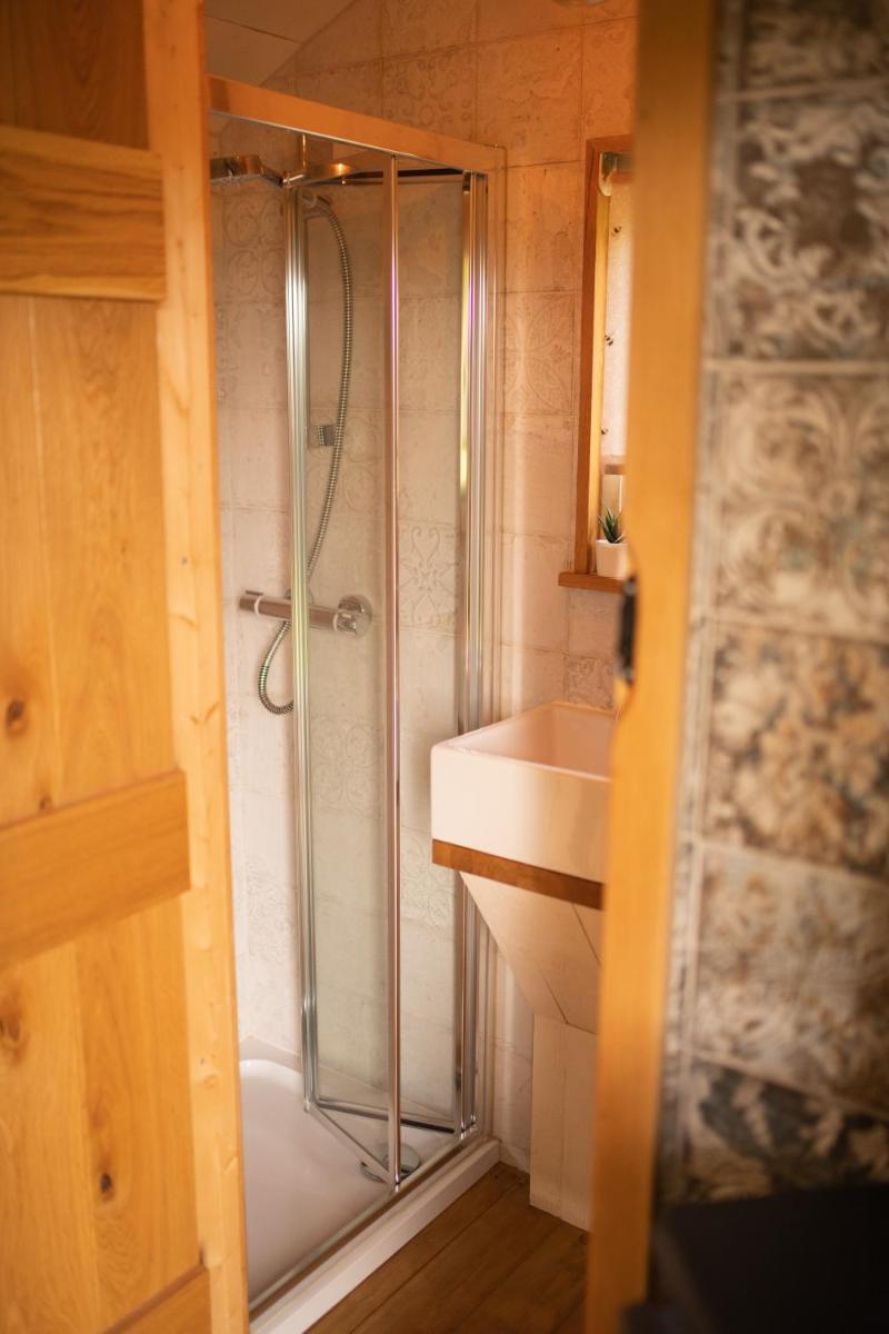 Harrys Hideout - Shepherd's Huts at Harrys Cottages - Housity