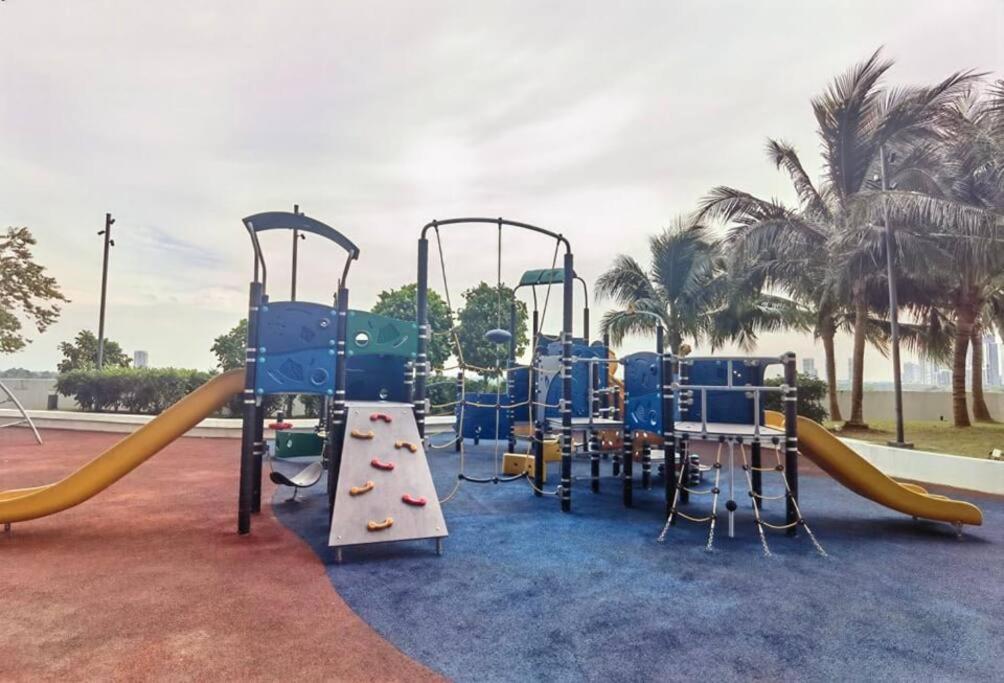 Suitetrails - C2714 AlmasSuites Muji Seaview Netflix By STAY