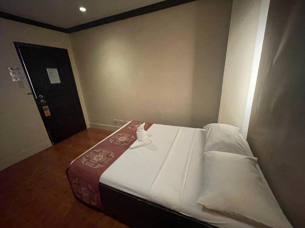 Stonehouse Hotel Quezon City - Housity