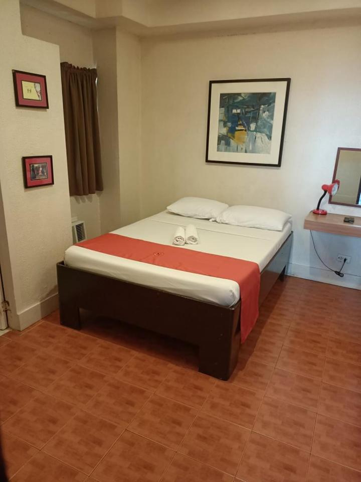 Stonehouse Hotel Quezon City - Housity