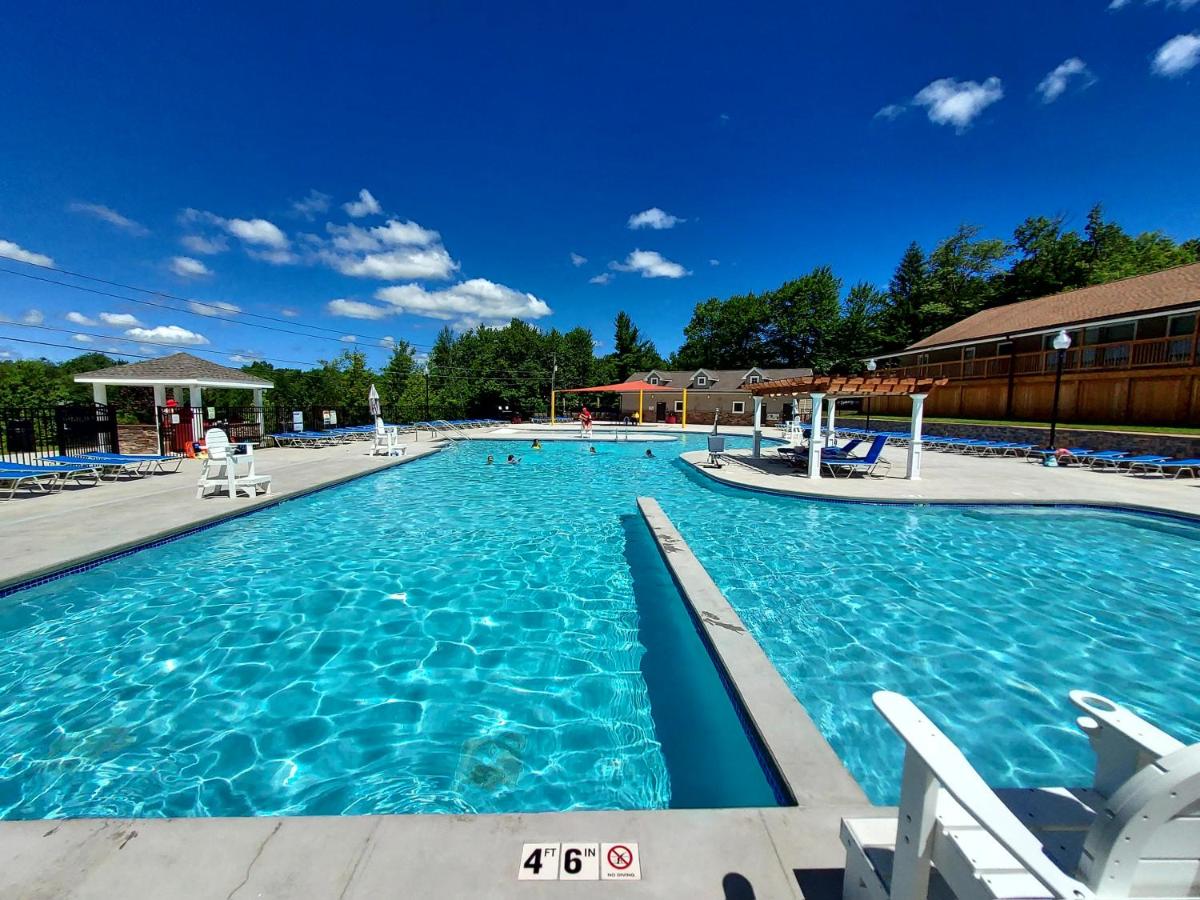Chic and Stylish home Hot tub,4 bedrooms, game movie room, firepit, arcades, playground on site 2 min walk from pool and lake - Housity