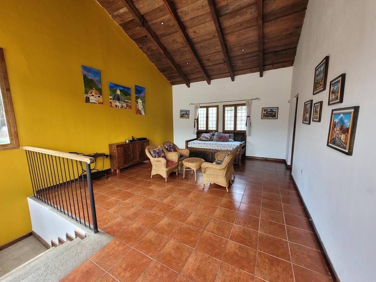 Suitetrails - Amplia casa Antigua Guatemala con pérgola y jardín