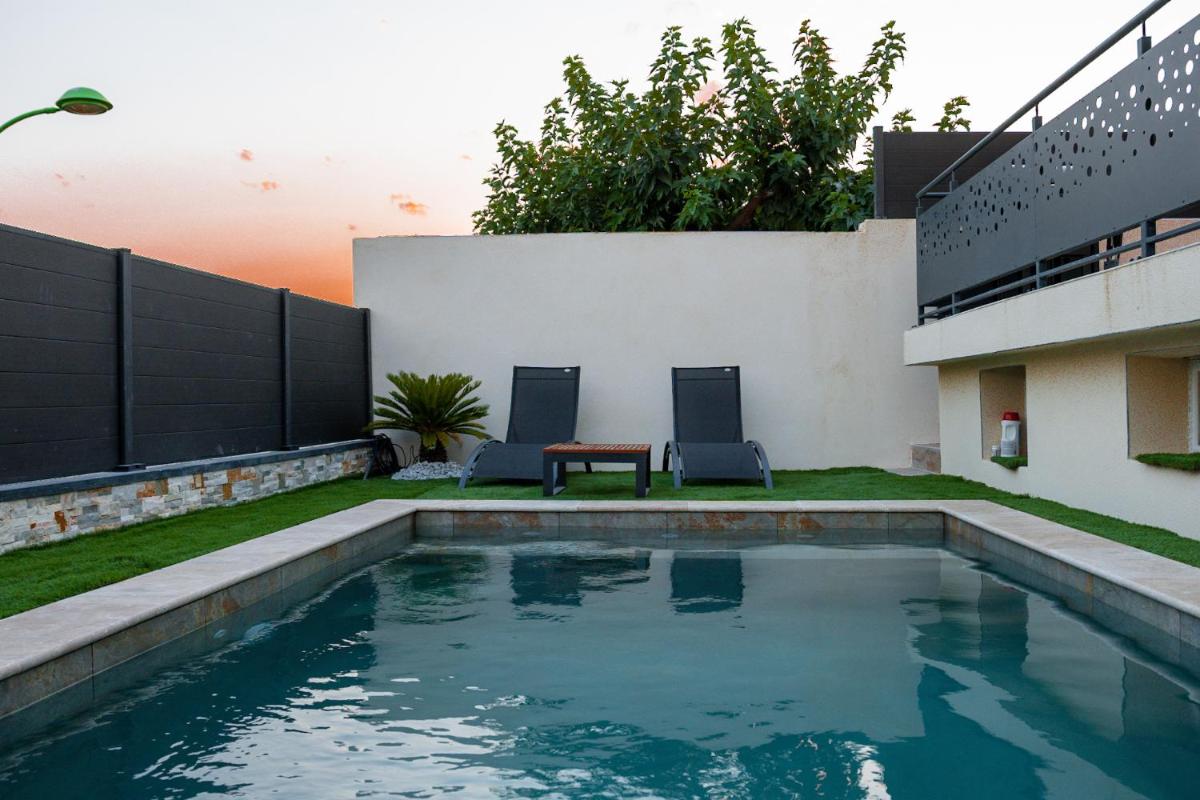 Grande Villa cosy avec piscine, sauna & jacuzzi - Housity