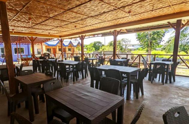 Magroon's Bar & Guesthouse, Moalboal - Housity