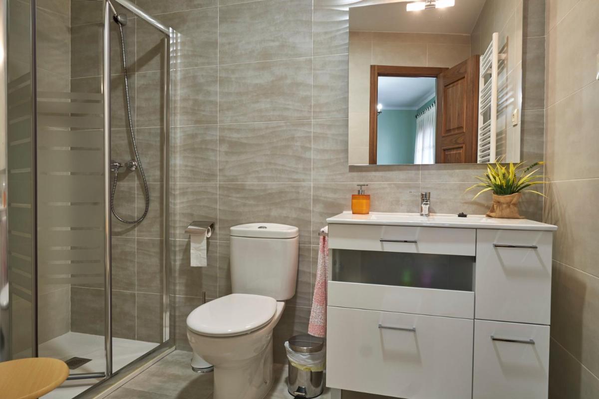 Suitetrails - 6 bedrooms house with city view enclosed garden and wifi at San Bartolome de Pinares