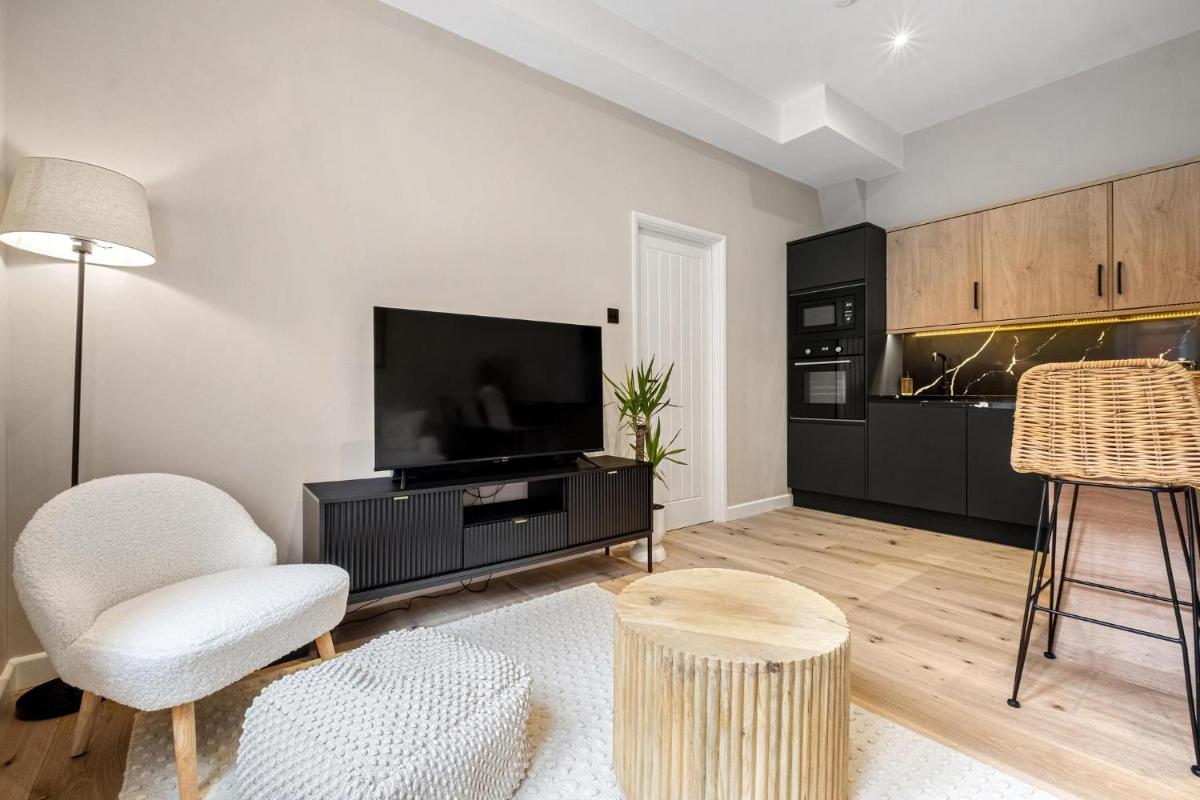Suitetrails - Stylish 1 Bed City Centre Apartment (Sleeps 4)
