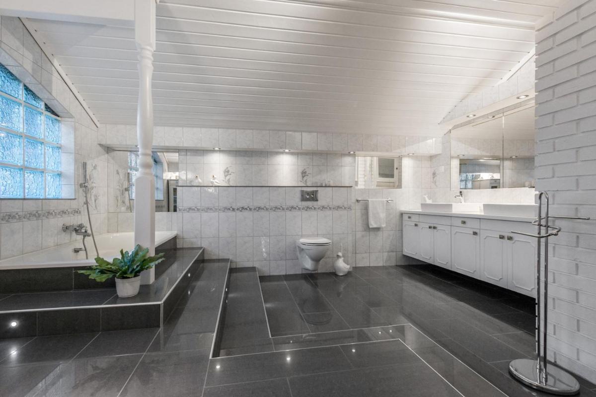Suitetrails - Villa Arboretet - Seaside villa with private pool & infrared sauna in the heart of Arboretet, Bergen