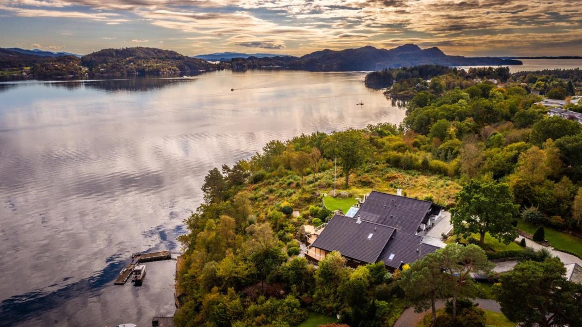 Suitetrails - Villa Arboretet - Seaside villa with private pool & infrared sauna in the heart of Arboretet, Bergen