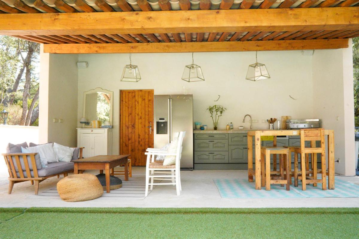 Villa Bois Romay dans le Luberon avec piscine, tennis et pétanque. - Housity