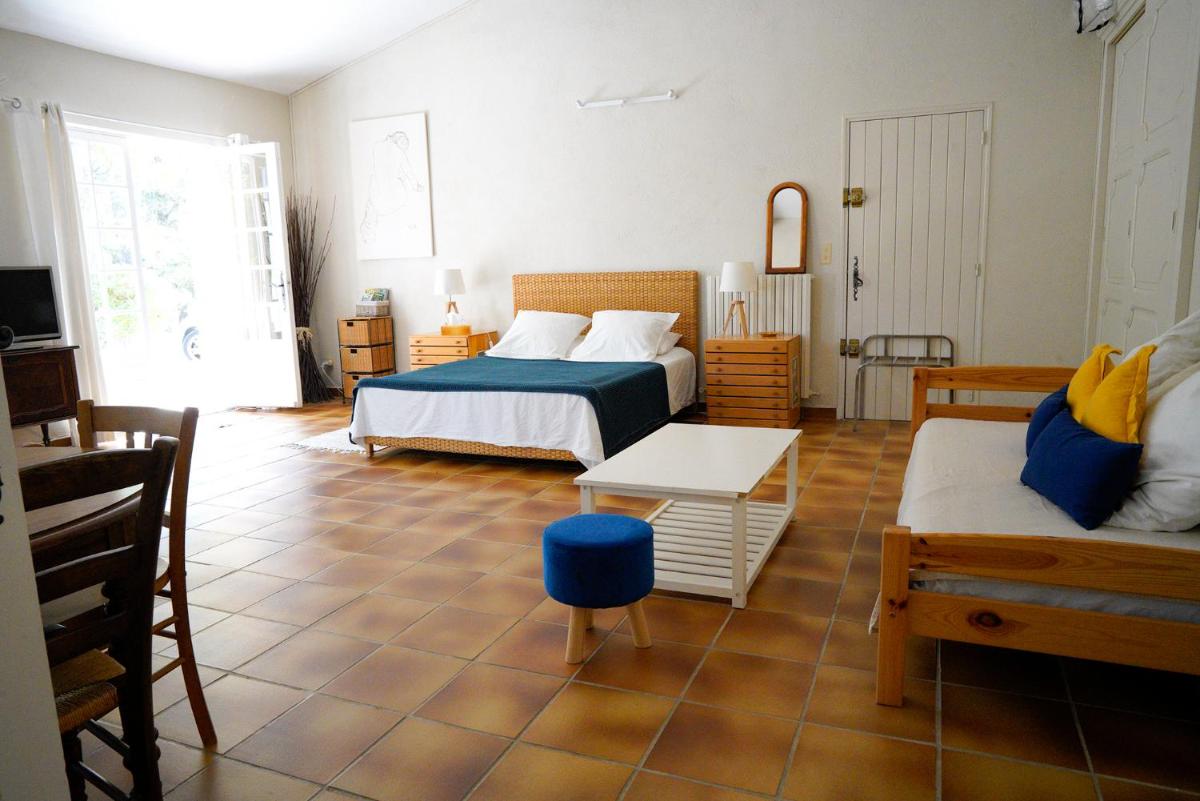Villa Bois Romay dans le Luberon avec piscine, tennis et pétanque. - Housity