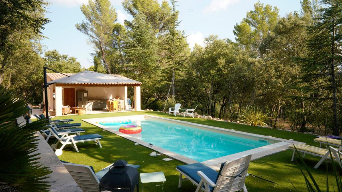 Villa Bois Romay dans le Luberon avec piscine, tennis et pétanque. - Housity