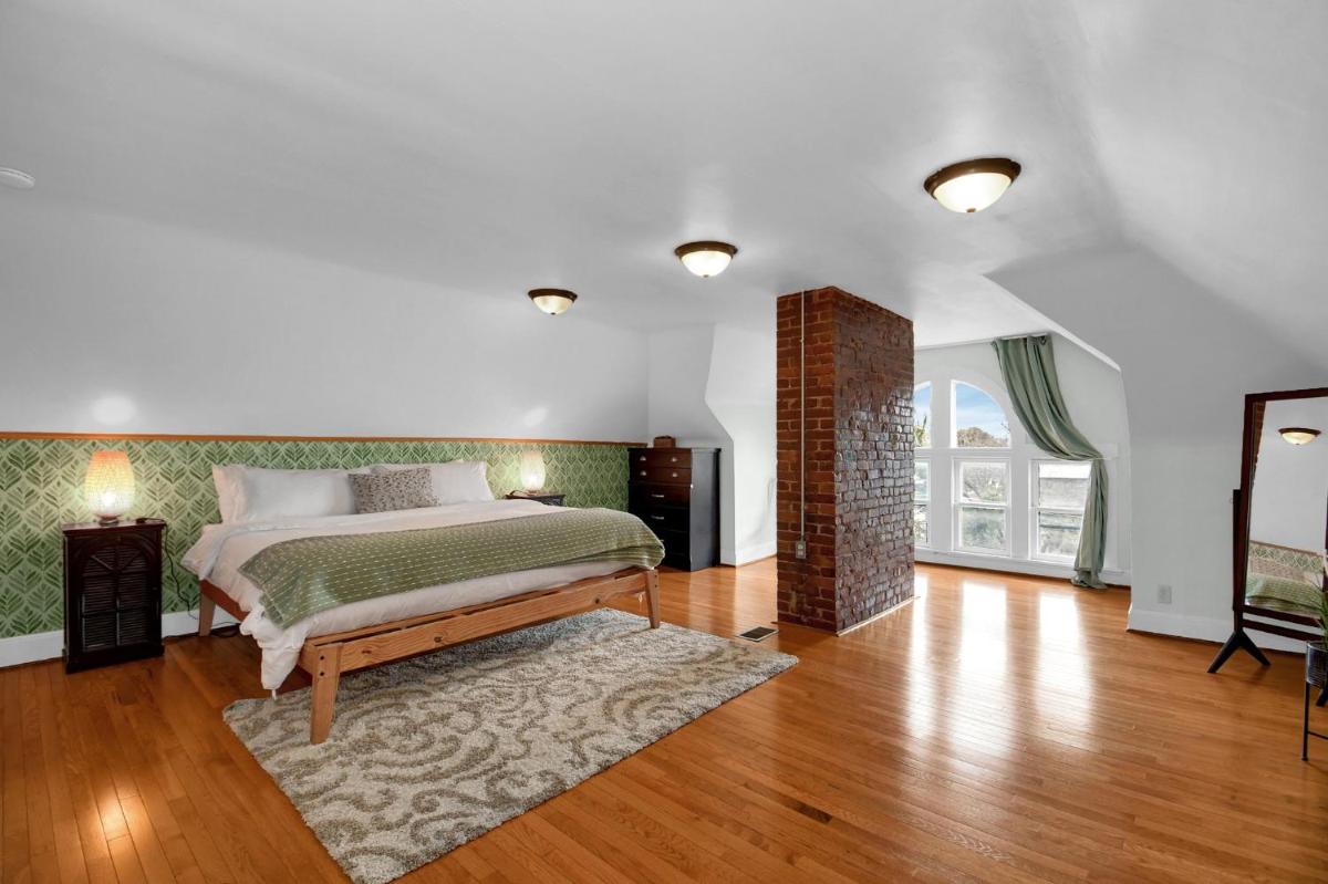 Urban Loft 2-story 1BR Near DT on Historic Street - Hizvo