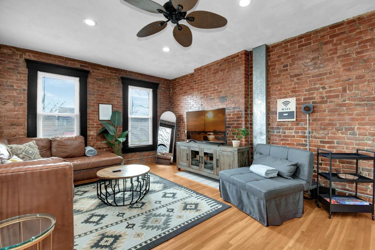 Urban Loft 2-story 1BR Near DT on Historic Street - Hizvo