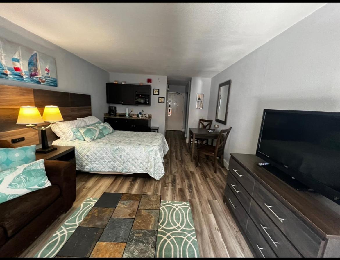 Upgraded Studio at Landmark Resort ! 17 pools, lazy rivers, jacuzzis! 814 - Housity