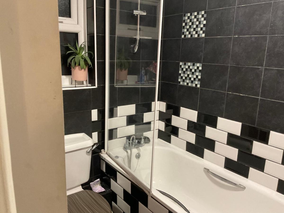 Comfy Double Room In Our Shared House - Housity
