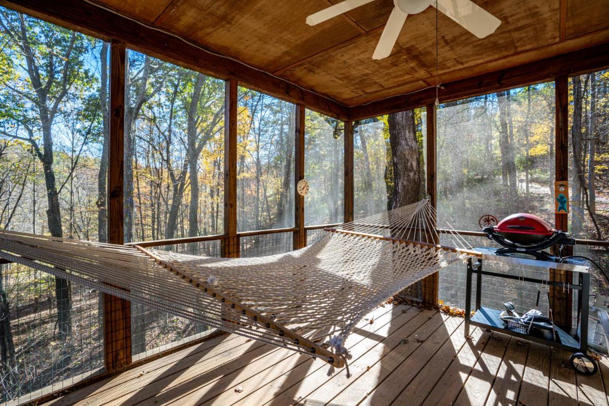 Suitetrails - Private Creek, Huge Deck at Chalet Cabin