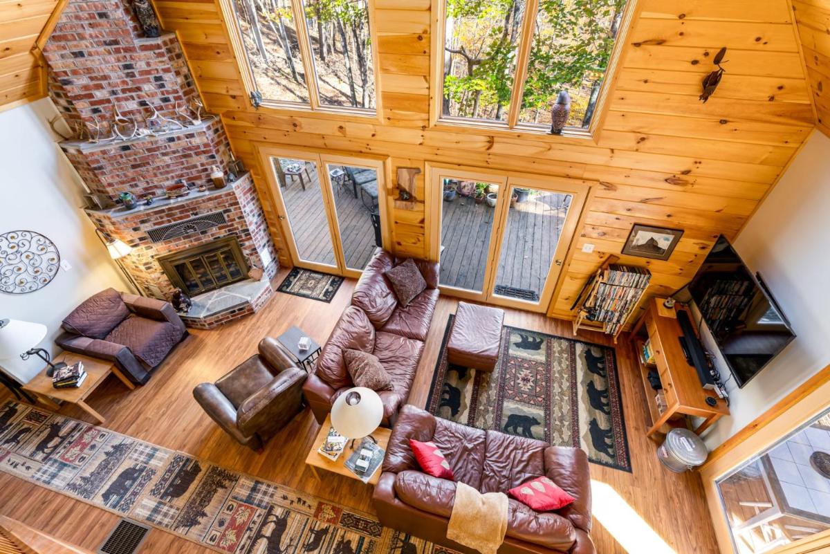 Suitetrails - Private Creek, Huge Deck at Chalet Cabin