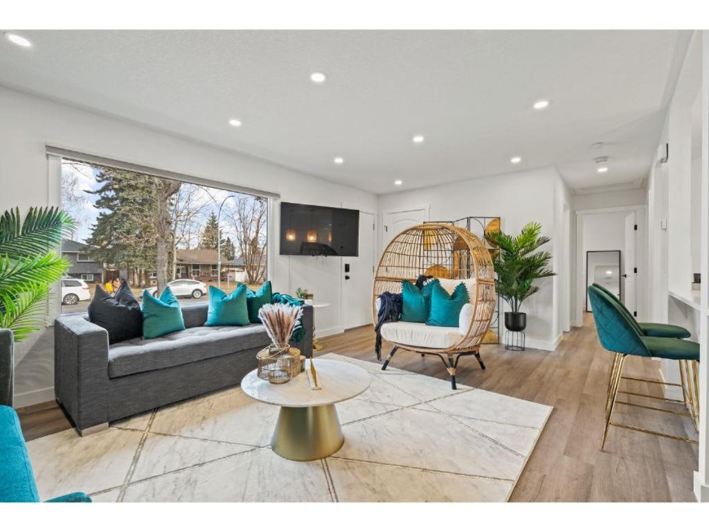 The Fern I Close 2 Chinook Mall I 55 TV I Sleep 7 - Housity