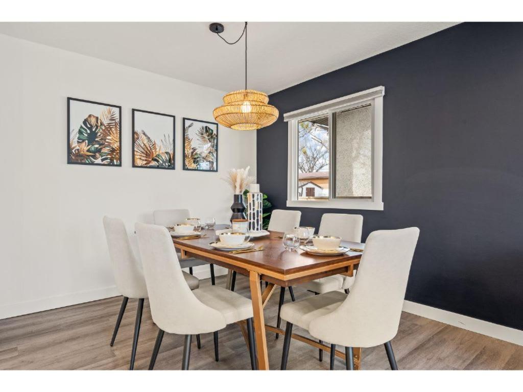 The Fern I Close 2 Chinook Mall I 55 TV I Sleep 7 - Housity