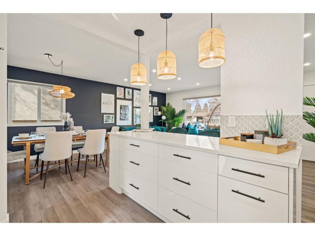 The Fern I Close 2 Chinook Mall I 55 TV I Sleep 7 - Housity