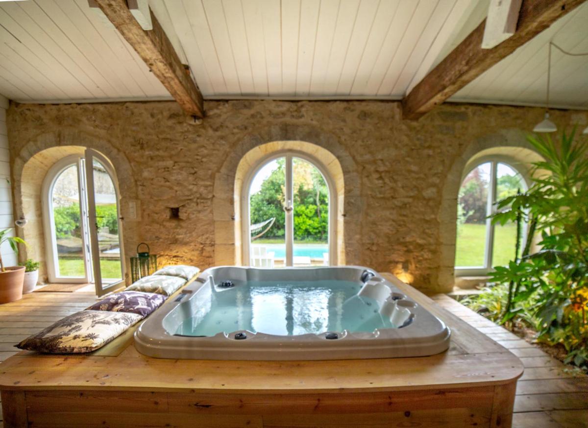 La Suite Bien-être, piscine intérieure chaufée, sauna & spa privés - Housity