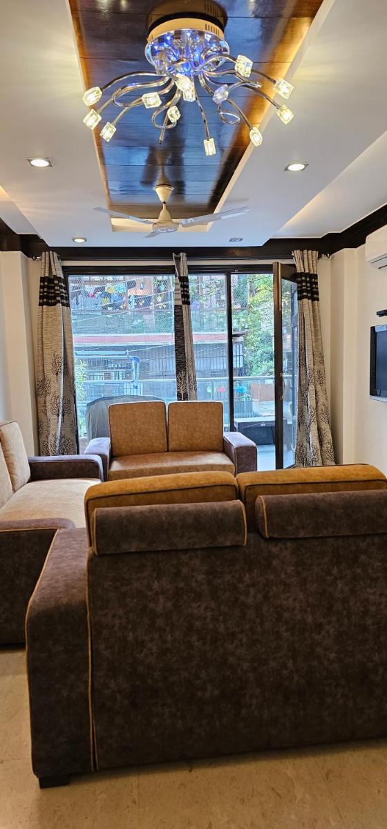 Suitetrails - Palatial 3bhk apartment!Greater kailash 1