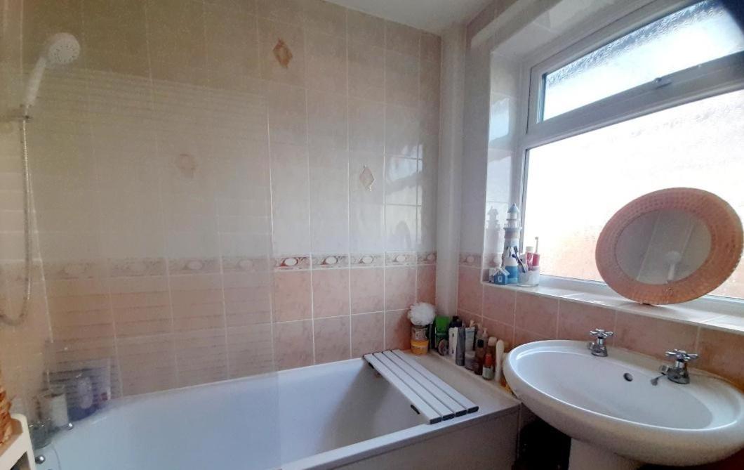 Spacious Bungalow - Housity