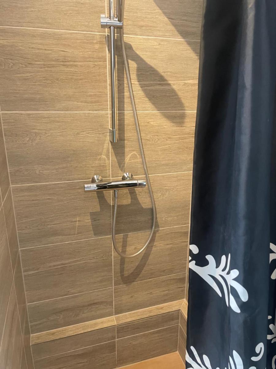 Suitetrails - Cozy one bedroom apartment near the sea