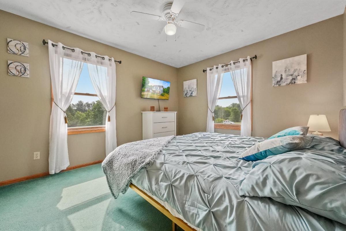 Suitetrails - LONG LAKE RETREAT- Hot tub, Pool table, Firepit