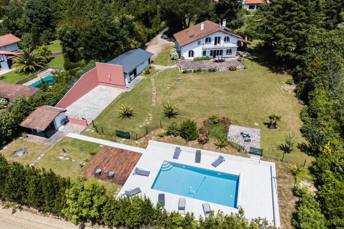 Chistera - Rent a house with heated swimming pool and garden in Urrugne - Housity