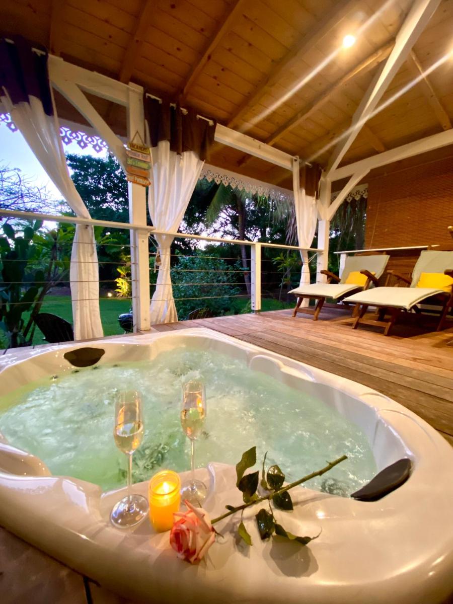 Villa Gaïa - Bungalow Ti-Zen et son jacuzzi niché dans un jardin tropical, séjour en amoureux - Housity