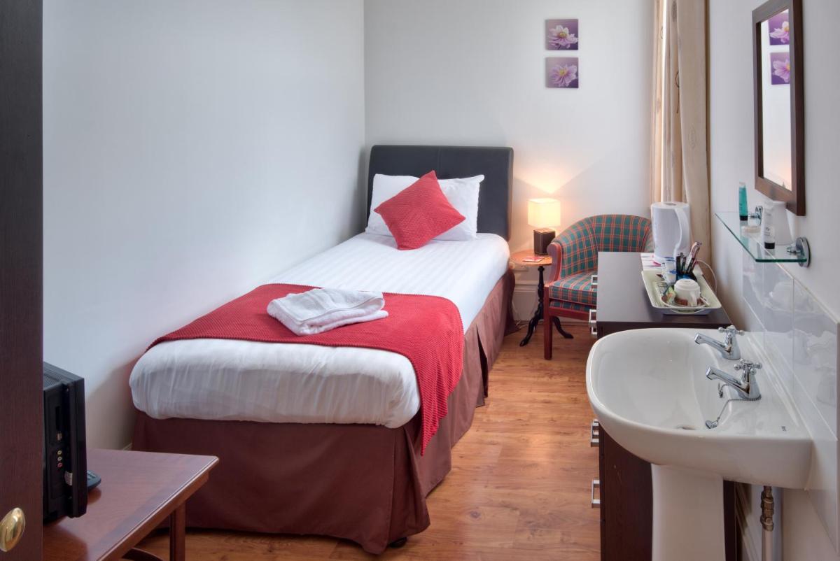 Lyndhurst House - Housity