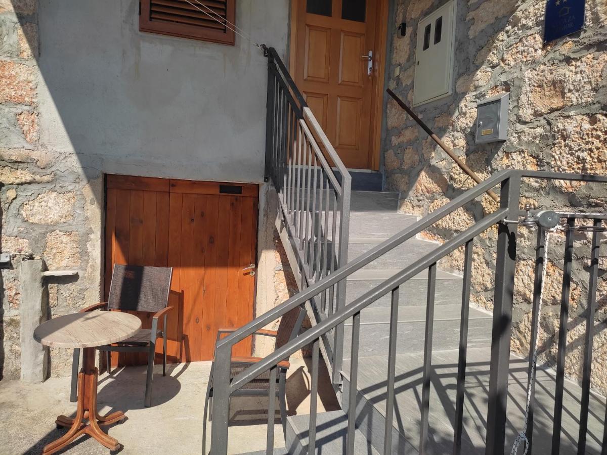 Country vacation house Vrlika - Jezevic - Housity