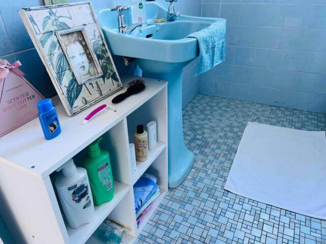 Suitetrails - Queen Room in share house of De Murray B&B in Centre Queanbeyan & Canberra airport